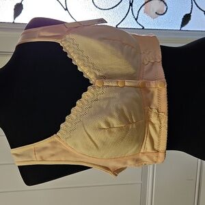 Unbranded Peach Lace Front Closure Wireless Bra Size 46/105